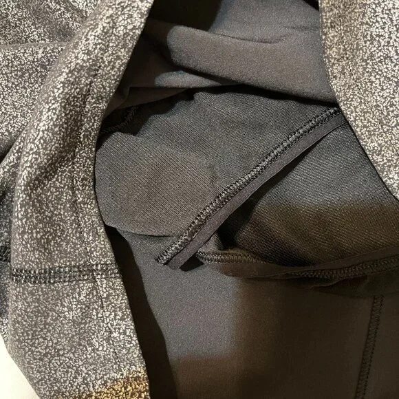 Lululemon luminosity foil print black silver metallic  Shorts, size 8 - Picture 8 of 13